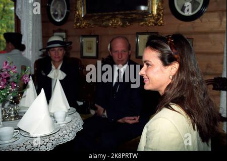 Bergen 15. Juni 1993. Grieg-Jubiläum. Edward Grieg wäre in diesem Jahr 150 Jahre alt geworden. Die Sopranistin Elizabeth Norberg-Schulz ist hier mit Königin Sonja und König Harald. Das königliche Paar hat ihr den Grieg-Preis für 1993 überreicht. Die Präsentation fand in Troldhaugen statt. Foto: Marit Hommedaille / NTB / NTB Stockfoto