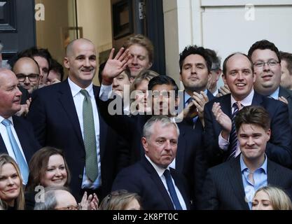 London, Großbritannien. 24. Oktober 2022. Mitglieder der Konservativen Partei gratulieren dem neuen britischen Premierminister Rishi Sunak vor dem Zentralhauptquartier der Konservativen, nachdem die Rivalen Penny Mordaunt und der ehemalige Premierminister Boris Johnson am Montag, dem 24. Oktober 2022, aus dem Rennen ausgetreten waren. Herr Sunak ist der erste britische Premierminister, der aus einer ethnischen Herkunft stammt. Foto von Hugo Philpott/UPI Credit: UPI/Alamy Live News Stockfoto