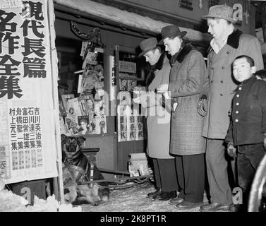 Sapporo, Japan 19540115-17 die Skating-Weltmeisterschaft, Schnelllauf in Sapporo wurde keine große Meisterschaft mit norwegischen Augen gesehen, aber der Skater tat das Beste daraus, als sie einmal auf der anderen Seite der Welt waren. Hier zählen die norwegischen Skater Roald Aas, Ivar Martinsen und Hjalmar Andersen 'Hjallis' auf ihre japanischen Münzen, um Souvenirs aus Japan zu kaufen. Foto: NTB / NTB Stockfoto