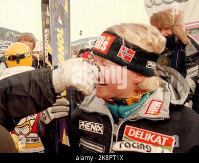 Kvitfjell. Alpine-WM-Finale. Alpint, WM-Ziel. Super g, Frauen. Ingeborg Helen Marken bekommt von Marianne Kjørstad einen Nasendieb nach dem großen Rennen von Ingeborg Helen Marken in Super G am Kvitfjell am Donnerstag, dem 6. März. - - Das Bild beträgt ca. 5,9 MB - - (NTB-Foto: Lise Åserud) Stockfoto