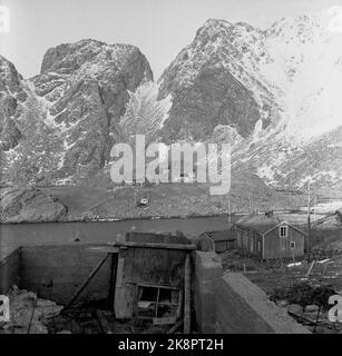 Lofoten, Winter 1951. Mehrere Fischerdörfer in Lofoten werden geräumt, weil sie ohne Strom, Straßen-, Kais- und Telefonanschluss nicht betrieben werden können. An einigen Orten haben die Gemeinden beantragt, Geld vom Staat zu bewegen, um die Häuser und die gesamte Bevölkerung zu bewegen. Hier aus dem Fischerdorf Helle, wo nach umgesiedelten Häusern Grundmauern hinterlassen werden. Foto: Sverre A. Børretzen / Aktuell / NTB Stockfoto