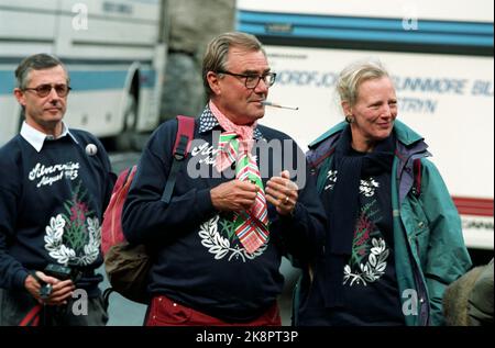 Westnorwegen, 199308: Silberkreuzfahrt. Ausflug nach Westland. Das norwegische Königspaar, Königin Sonja und König Harald, organisieren anlässlich ihrer Silberhochzeit Kreuzfahrten in Westnorwegen. Bild: Stryn. Die Royals kommen in Briksdalshytta an. Hier Königin Margrethe und Prinz Henrik von Dänemark. An V. Tord Magnusson, den Ehemann der schwedischen Prinzessin Christina. Foto: Lise Åserud / NTB / NTB Stockfoto