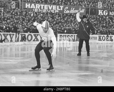 DEMER, Niederlande 19660123. Skating-Europameisterschaft 1966. Für die Norweger wurde das europäische Skaten in Deves zu einer traurigen Vorstellung. Norwegens größte Medaillenhoffnung, als per Ivar Moe in seinen 5000 Metern mit einer Seife ins Feld geführt wurde Da es keine Schneekanten gab, hatten die Holländer die inneren und äußeren Bahnen mit Seifenstücken bestückelt, und einer von ihnen befand sich auf der Moes-Bahn. Hier sehen wir per Ivar Moe an der Startlinie. Foto: Ivar Aaserud Current / NTB Stockfoto