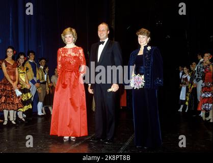 Oslo 1984-02: Die Prinzessin von Wales - die Prinzessin von Wales, Diana, besucht Oslo. Der Besuch endete im Zusammenhang mit der Uraufführung des London City Balletts am 11. Februar mit dem Stück 'Carmen' in der Konzerthalle Oslo. Die Prinzessin ist der hohe Beschützer des Ensembles. Das Bild: Die königlichen Gäste kommen zur Premiere, - Prinzessin Diana (f.), Kronprinz Harald und Kronprinzessin Sonja. (Prinzessin Diana ist hier schwanger.) Foto: Bjørn Sigurdsøn / NTB Stockfoto