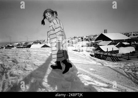 Røros März 1968 Aufnahme des Films über Pippi Langstrumpf aus den Büchern von Mastrid Lindgren. Pippi wird von Inger Nilsson gespielt. Hier ist Pippi mit Blick auf die Stadt Røros. Foto: Aage Storløkken / Aktuell / NTB Stockfoto