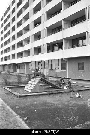 Oslo 19701107. ...... Aber das Auto ist Platz für. Aktueller Bericht über den Platz des Autos in der düsteren Stadt im Vergleich zu Kindern für Kinder. Haugenstua in Groruddalen. Foto: Ivar Aaserud / Aktuell / NTB Stockfoto