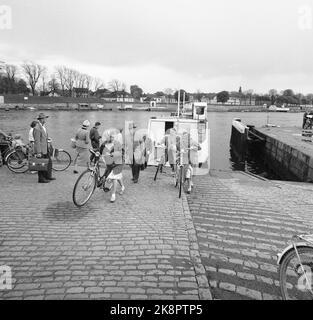 Fredrikstad 19590530 'Touristidylll aus dem Jahr 1567' die einzige erhaltene Festungsstadt der nordischen Region - erbaut im Regenschirm, heute eine große, friedliche Idylle - liegt in Fredrikstad. Männer und Frauen, einige mit dem Fahrrad, kommen von der kleinen Fähre, die zwischen der Altstadt und dem modernen Fredrikstad verkehrt. Foto; Aage Storløkken / Aktuell / NTB NB! Foto wurde nicht behandelt! Stockfoto