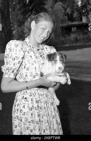 Asker 19460524. Die Kronprinzenfamilie fotografierte in Skaugum. Hier sehen wir Prinzessin Vrasta mit dem Familienhund. Foto: NTB Archive / NTB Stockfoto