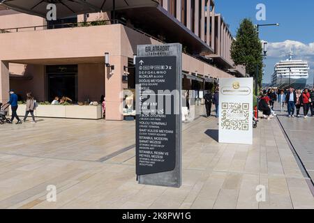 ISTANBUL, TÜRKEI – 24. SEPTEMBER 2022: Galataport, der neue Kreuzfahrthafen von Istanbul, wurde 2021 eröffnet und liegt am Ufer der Galata, Karakoy. Stockfoto