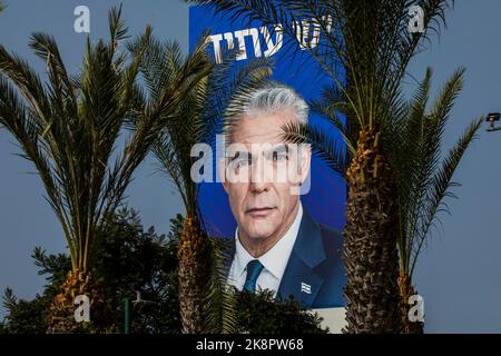 Tel Aviv, Israel. 24. Oktober 2022. Vor den für den 1. November 2022 geplanten Parlamentswahlen ist ein Plakat des israelischen Ministerpräsidenten Yair Lapid zu sehen. Quelle: Ilia Yefimovich/dpa/Alamy Live News Stockfoto