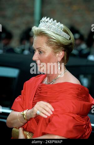 Oslo 19970528: Königin Paola kommt zum Galadiner in Akershus im Zusammenhang mit dem Staatsbesuch in Norwegen. Die Königin im Kleid und Diadem der Roten Galla. Foto: Jon EEG NTB / NTB Stockfoto