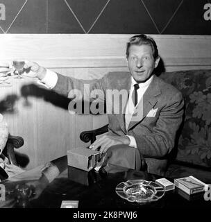 Oslo 1955: Entertainer und Filmschauspieler Danny Kaye reist als Botschafter des UN-Kinderhilfswerks UNICEF um die Welt. Er möchte als ernsthafter und fleißiger Botschafter für die Benachteiligten auftreten. Hier Kaye während einer Pressekonferenz über den Kinderfonds. Foto: Gerald Pagano / Current / NTB Stockfoto