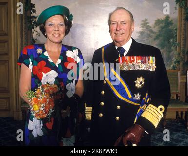 Oslo 19860513. Königin Beatrix und Prinz Claus der Niederlande bei einem offiziellen Besuch in Norwegen. Königin Beatrix und König Olav fotografiert im Vogelwetter auf dem Schloss. Die Königin im Blumenkleid. Foto: Knut Nedrås NTB / NTB Stockfoto