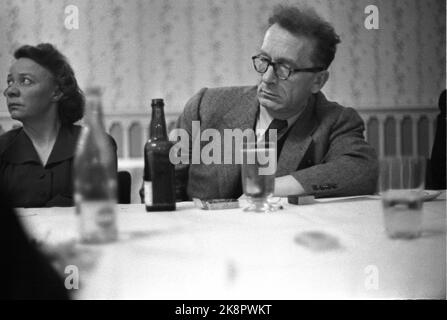 1952 Oslo. Treffen im norwegischen Schriftstellerverband im Restaurant Georges. Hier ist der Autor Aksel Sandemose mit einer Flasche Bier. Foto: Odd Nicolaysen / Aktuell / NTB Stockfoto