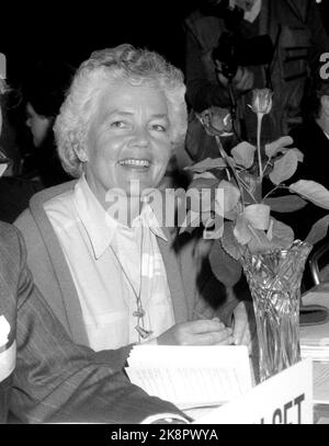 Oslo 19860418. Nationalversammlung der rechten Seite 1986. Premierministerin Astrid Nøklebye Heiberg während des nationalen Treffens von Høyre. Sie übernahm die Minister für Verbraucher und Verwaltung nach Arid Gjertsen, die nach der Enthüllung von Finanzbetrug durch die OAG als Regierungsministerin abtreten musste. Foto: Bjørn Sigurdsøn NTB / NTB Stockfoto