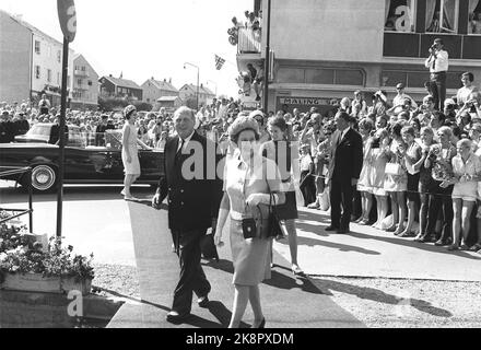 Åndalsnes 19690809. Königin Elisabeth II. Besucht Norwegen mit der Familie. Die Königin wurde von vielen Kindern mit norwegischen Flaggen auf den Straßen, auf denen Königin Elizabeth und König Olav spazierten, herzlich begrüßt. Lächelnd. NTB-Archiv/ntb Stockfoto