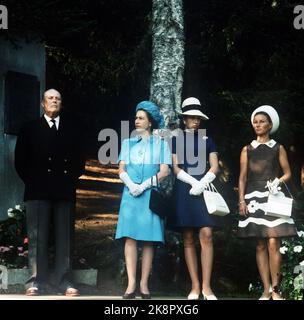 Åndalsnes 19690810. Königin Elisabeth II. Von England besucht Norwegen mit der Familie. Hier sind einige der Könige, die die königliche Birke in Glomstuen besuchen, die aus den ersten Tagen des Krieges bekannt ist. König Olav ist mit Königin Elizabeth, Prinzessin Anne und Kronprinzessin Sonja zusammen. Die Königin in hellblauem Anzug und Hut, schwarzer Tasche und Schuhen, weißen Handschuhen. Anne dunkelblaues Kleid weiß hatte eine Tasche mit Handschuhen und Schuhen. Sonja im braunen Kleid mit weißen Streifen weiße Tasche hatte Handschuhe. Ernste, kurze Kleider. NTB-Archiv dias / ntb Stockfoto