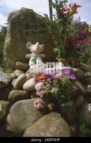 STAVANGER. Trial, die Tötung von Birgitte Tengs. Freispruch des Cousins, der wegen des Mordes angeklagt war. - Erinnerungsstein mit Blumen und Spielzeug an der Stelle, an der Birgitte Tengs getötet wurde. (Foto: Marius Harlem, NTB Plus) Stockfoto