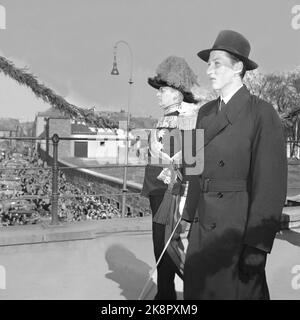 Oslo 1954-04-21 Begräbnis der Kronprinzessin Märtha. Kronprinz Olav und Prinz Harald folgen der Bahre. Olav in Uniform, Harald in Mantel und Hut. Die beiden zusammen. Foto: NTB / NTB Stockfoto