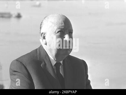 Oslo 19661001. Der Regisseur Alfred Hitchcock (66) über Norwegens Besuch. Alfred Hitchcock ist in Oslo, um eine Pressekonferenz abzuhalten, um einen Sturm über seine jüngsten Mittagessen zu erzeugen. Hier sehen wir ihn auf einer Reise nach Ekeberg mit Blick auf Oslo und Bjørvika im Hintergrund. Foto: Jan Erik Olsen Current / NTB Stockfoto