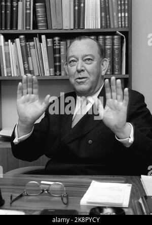 Oslo 19601022. Trygve Lie (1896-1968) norwegischer Anwalt und Politiker. Außenminister während des Zweiten Weltkriegs 1940-45-und bis 1946. Wurde der erste Generalsekretär der Vereinten Nationen 1946-1953. Trygve Lie fotografiert in seinem Büro im Zusammenhang mit einem Repot in der Strömung. Foto: Ivar Aaserud Current / NTB Stockfoto