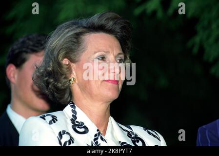 Kristiansand 19910627. - 1991. Juni. Die königliche Familie in Kristiansand. Hier ist eine glückliche Königin Sonja. Foto: Lise Åserud / NTB Stockfoto