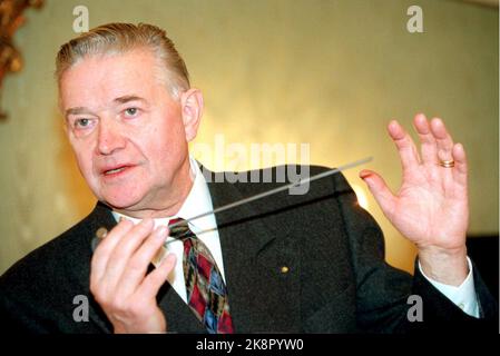 Oslo 19951218: Im Januar 1996 startet NRK die Sendung der Dokumentarserie „die Saga des Lebens“. Während der Pressekonferenz am 18. Dezember präsentierte der bekannte schwedische Fotograf Lennart Nilsson ein Endoskop, ein 1mm-Objektiv, das bei mehreren Aufnahmen in der Programmreihe zum Einsatz kam. Stockfoto