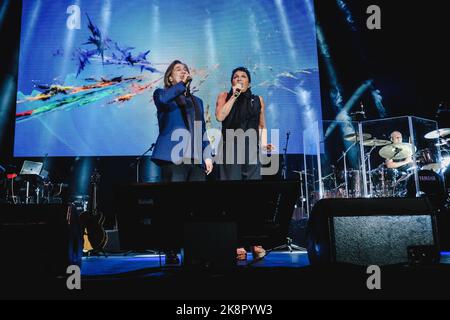 Zürich, Schweiz. 22., Oktober 2022. Das italienische Pop-Duo Ricchi e Poveri spielt ein Live-Konzert bei der La Notte Italyana Show im Hallenstadion in Zürich. Hier ist Sänger und Musiker Angelo Sotgiu mit Sängerin Angela Brambati live auf der Bühne zu sehen. (Foto: Gonzales Photo - Tilman Jentzsch). Stockfoto