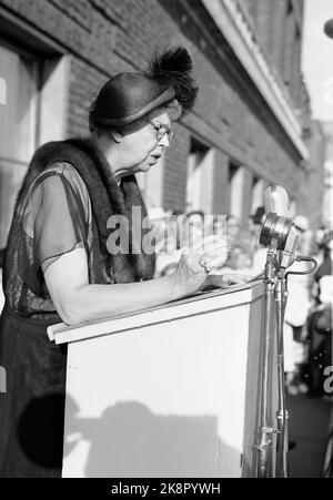 Oslo 19500607. Eleanor Roosevelt ist in Oslo, um die Statue ihres Mannes Frankelin D. Roosevelt in der Festung Akershus zu enthüllen. Frau Roosevelt spricht auf dem Rathausplatz. Foto: NTB / NTB Stockfoto