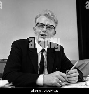 Oslo 19680917 Pastor Elias Jacob Berge (1922-1998) Geboren in Herøy auf Sunnmøre, norwegischer Theologe. Sekretär der Indremission Company 1953. Priester in São Paulo, Brasilien, für den Lutherischen Weltbund 1961, Pfarrer in Sofienberg (Oslo) 1973-79, in Jeløy 1979-88. Als Generalsekretär der norwegischen Kirchenhilfe 1966-73 legte Berge eine Reihe von umfangreichen Hilfsmaßnahmen vor (darunter die Biafra-Aktion 1968-69). Interview-Situation. Foto: NTB / NTB Stockfoto