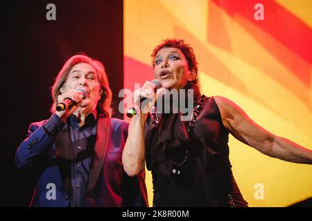 Zürich, Schweiz. 22., Oktober 2022. Das italienische Pop-Duo Ricchi e Poveri spielt ein Live-Konzert bei der La Notte Italyana Show im Hallenstadion in Zürich. Hier ist Sänger und Musiker Angelo Sotgiu mit Sängerin Angela Brambati live auf der Bühne zu sehen. (Foto: Gonzales Photo - Tilman Jentzsch). Stockfoto