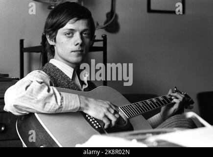 Bærum 12. April 1969. Filmaufnahme auf Jar des Films 'Heaven and Hell', der über Jugend und Drogen handelt. Sigrid Huun und Lillebjørn Nilsen spielen die beiden Jugendlichen, die "unerbittlich in die gefährliche Hölle der Drogen gesaugt haben". Hier Lillebjørn Nilsen, der den Jungen spielt Foto: Per Ervik / Current / NTB Norwegische Sängerin/ Songwriter Lillebjørn Nilsen, fotografiert 1969. Foto: Per Ervik/ Current/ NTB Stockfoto