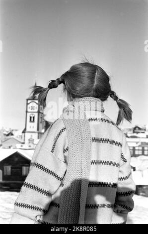 Røros März 1968 Aufnahme des Films über Pippi Langstrumpf aus den Büchern von Mastrid Lindgren. Pippi wird von Inger Nilsson gespielt. Hier ist Pippi mit Blick auf die Stadt Røros. Foto: Aage Storløkken / Aktuell / NTB Stockfoto