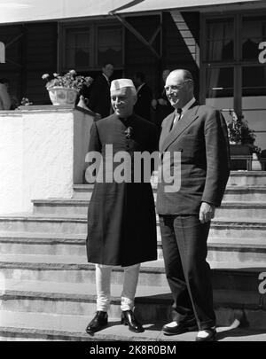 Oslo 29. Juni 1957. Premierminister Jawaharlal Nehru aus Indien bezaubert die Norweger. Hier von Skaugum mit König Olav. Foto; Kaare Nymark / Aktuell / NTB Stockfoto