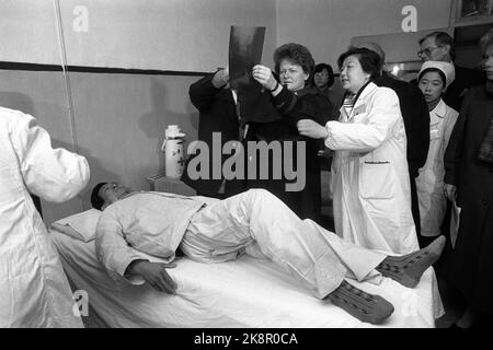 China 21. Januar 1988. Premierminister Gro Harlem Brundtland zu einem Besuch bei einem Patienten mit akutem Offset-Wirbelsäulenverb am Universitätskrankenhaus in Xian. Sie studiert Röntgenstrahlen des Rückens des Mannes. NB: Dies ist Bild # 3 einer Serie von 6. Foto: Inge Gjellesvik / NTB / NTB Stockfoto