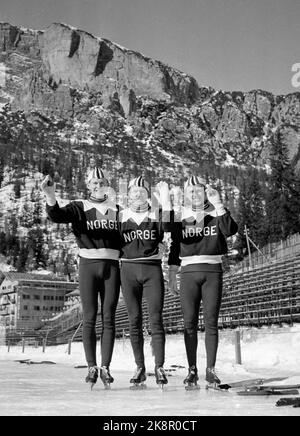 Cortina, Italien 7. Olympische Winterspiele in Cortina d'Apezzo, Italien 1956. Schnelles Skaten. Drei glückliche norwegische Skating-Läufer während des Trainings auf der Olympiaparke am Misurina-See in Cortina. Die norwegischen Kurzstreckenläufer auf Schlittschuhe: f.v. ALV Gjestvang, der mit 500m eine Bronzemedaille gewann, Finn Hodt (500 m) Und Jan Kristiansen (1.500 m) Foto: NTB / NTB Stockfoto