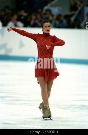 Hamar 19940225 OL Lillehammer-94, Eiskunstlauf, freie Frauen im Hamar Olympic Amphitheater. Katarina Witt in Aktion in ihrem Freilauf, choreografiert nach dem Lied „Where have All The Flowers Gone“, das sie den hart erprobten Menschen in Sarajevo widmete, wo sie 1984 ihre ersten Olympischen Spiele gewann. Foto: Jon EEG / NTB Stockfoto