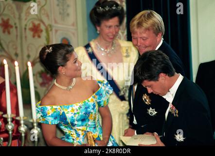 Oslo 199308: Königliche Silberhochzeit. Das norwegische Königspaar, Königin Sonja und König Harald, feiern ihre Silberhochzeit mit einem Galadiner und tanzen im Schloss. Das Bild: Drei junge Thronfolger auf dem Schlossball: Die schwedische Kronprinzessin Victoria im Gespräch mit Kronprinz Willem-Alexander von den Niederlanden und Kronprinz Frederik von Dänemark beim Abendessen im Schloss. Im Hintergrund Prinzessin Anne von England. Foto: Lise Åserud Stockfoto