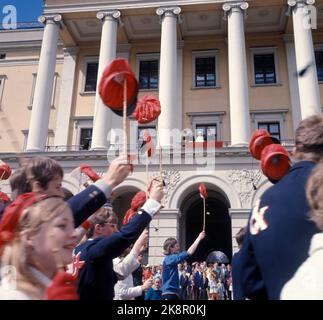 Oslo 19690517: 17. Mai in Oslo. Der Russe zollt der königlichen Palemilia auf dem Burgbalkon Tribut. Sonja zum ersten Mal als Kronprinzessin auf dem Balkon, zusammen mit Kronprinz Harald (Th) und König Olav. Foto: NTB / NTB Stockfoto