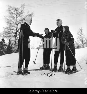 Gausdal 1955 - Königin Ingrid von Dänemark auf einem privaten Winterurlaub in Norwegen mit ihren drei Töchtern, Erbprinzessin Margrethe, Prinzessin Benedikte und Prinzessin Anne-Marie. Königin Ingrid hatte seit 20 Jahren keine Skier mehr auf den Beinen. Alle vier Skifahrerinnen ab V: Königin Ingrid, Prinzessin Benedikte, die Erbin Prinzessin Margrethe und Prinzessin Anne-Marie. Foto: Sverre A. Børretzen / Aktuell / NTB Stockfoto