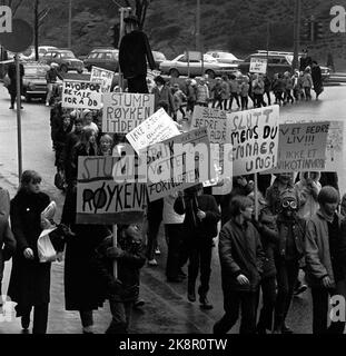 Oslo 19710401 die Schüler der Møllergata-Schule haben eine groß angelegte Anti-Rauch-Kampagne gestartet. Hier fahren Demonstrationszüge durch Oslos Straßen mit Plakaten mit Parolen gegen das Rauchen. Foto: NTB / NTB Stockfoto