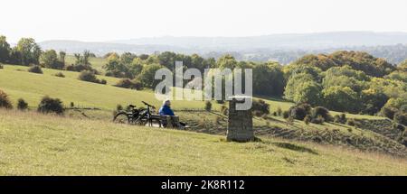 Salisbury Wiltshire, großbritannien, 10, Oktober 2022 Herr im Ruhestand, der sich auf einer Bank ausruhte und die malerische Aussicht genoss Stockfoto