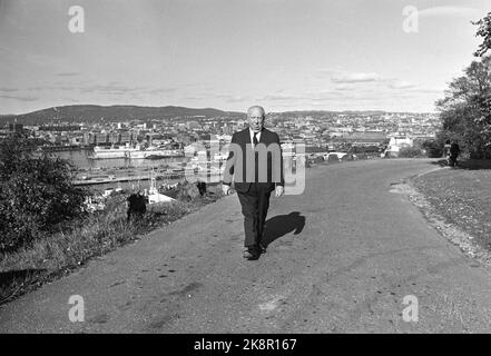 Oslo 19661001. Der Regisseur Alfred Hitchcock (66) über Norwegens Besuch. Alfred Hitchcock ist in Oslo, um eine Pressekonferenz abzuhalten, um einen Sturm über seine jüngsten Mittagessen zu erzeugen. Hier sehen wir ihn auf einer Reise nach Ekeberg mit Blick auf Oslo und Bjørvika im Hintergrund. Foto: Jan Erik Olsen Current / NTB Stockfoto