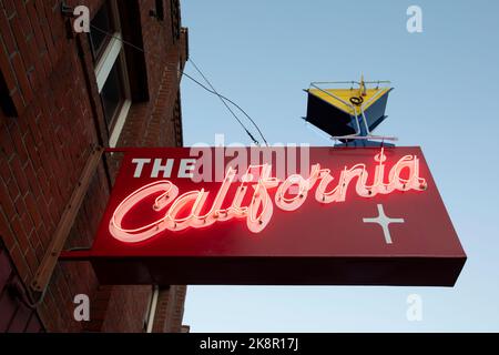 Auburn, California, USA - 17. Juli 2021: Neonlicht leuchtet von der historischen Bar 'The California' in der Innenstadt von Auburn. Stockfoto