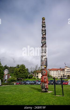 Sitka, Alaska - 26. Juli 2022: Detail des Totempols in Sitka, Alaska. Stockfoto