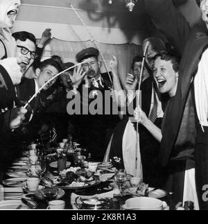 Oslo 19580517: 40 Tage mit den lockeren roten Tiefs die russische Feier beginnt am frühen 17. Mai mit einem russischen Frühstück. Die Sprachschule Oslo bietet ein russisches Frühstück im Hans Aas an, wobei Bier und Würstchen das wichtigste Essen auf dem Frühstückstisch sind. Foto: Sverre A. Børretzen / Aktuell / NTB Stockfoto