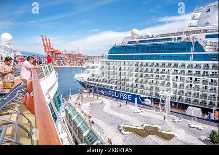 Vancouver, British Columbia - 24. Juli 2022: Das Kreuzschiff Celebrity Eclipse dockte während der Kreuzfahrt-Saison am Canada Place im Hafen von Vancouver an. Stockfoto