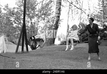 Skaugum Juni 1937. Prinzessin Ragnhild (TV) und Prinzessin Arid spielen im Garten von Skaugum. Hier erinnern sich die beiden in jedem. Kronprinzessin Märtha hilft Prinzessin Bann zu treiben. Foto: NTB / NTB Stockfoto