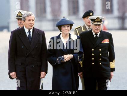 Oslo 19860513. Königin Beatrix und Prinz Claus der Niederlande bei einem offiziellen Besuch in Norwegen. Hier besuchen Sie die königliche Festung Akershus. (Z. B.) Prinz Claus, Königin Beatrix und König Olav. Foto: Knut Nedrås NTB / NTB Stockfoto