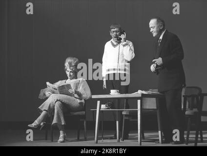 Oslo 196408 29-30. Chat Noir Revyteater 'The Black Cat' eröffnet nach dem Brand mit dem neuen Theatermanager Einar Schanke. Es wird gehämmert, geklopft und gesungen, und niemand kann während der Tests im Theater gestört werden. Es gibt nur wenige Tage für die Premiere, so dass jeder die ganze Zeit üben muss, auch mit Handwerkern um sie herum. Hier zum Beispiel) Proben Mette lange Nielsen, Arve Opsahl und Arvid Nilssen bei Chat Noir. Foto: Aage Storløkken Current / NTB Stockfoto